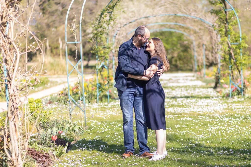 les deux futurs mariés se promènent dans le parc