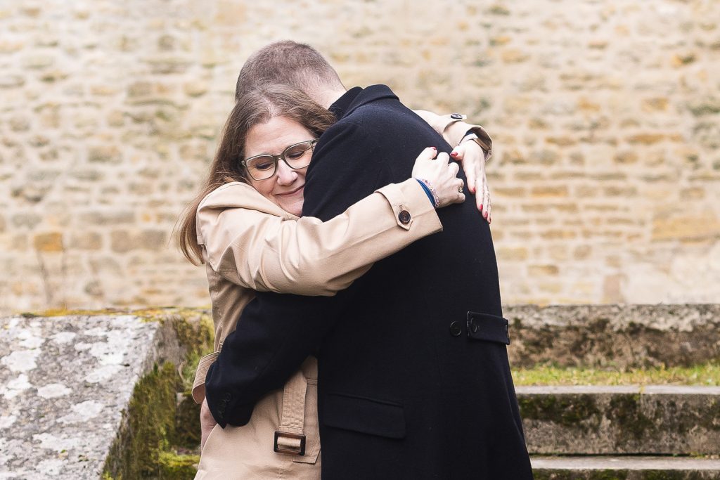 les deux futurs mariés font un calin dans le parc, avant leur mariage