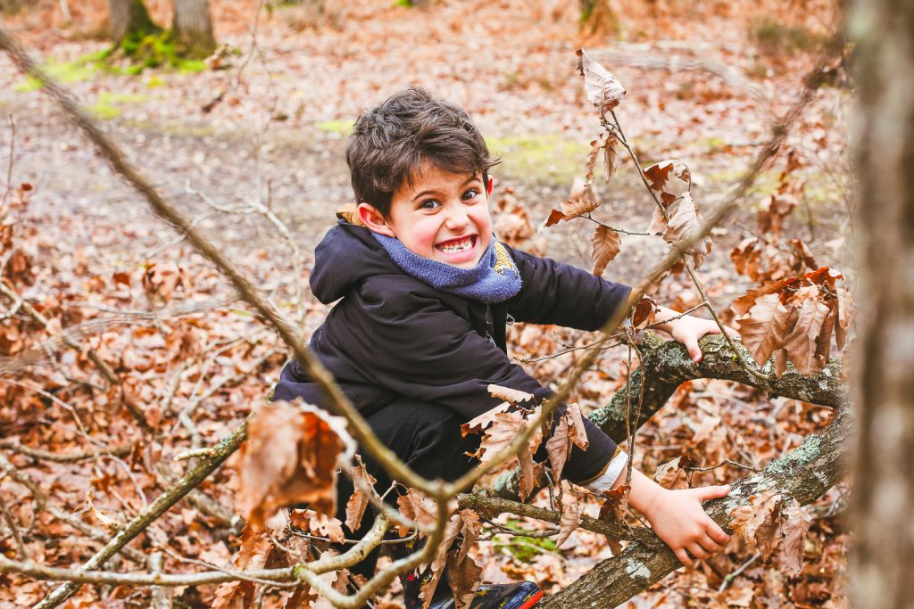 le garçon joue dans la forêt