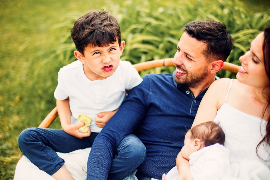 toute la famille joue et rigole dans le jardin