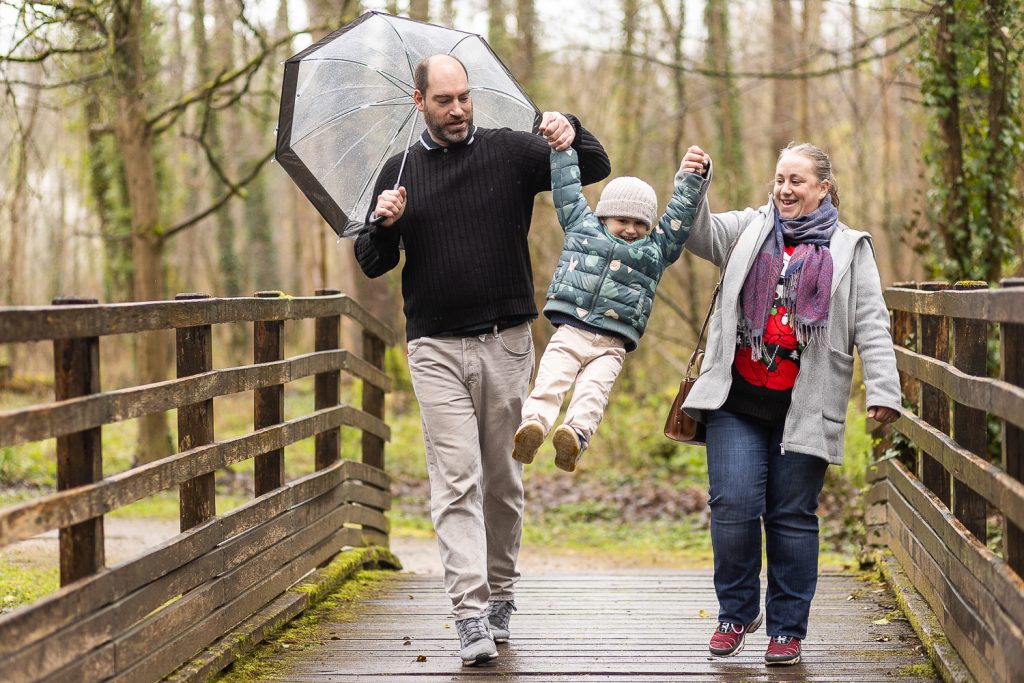 toute la famille joue et rigole dans le parc