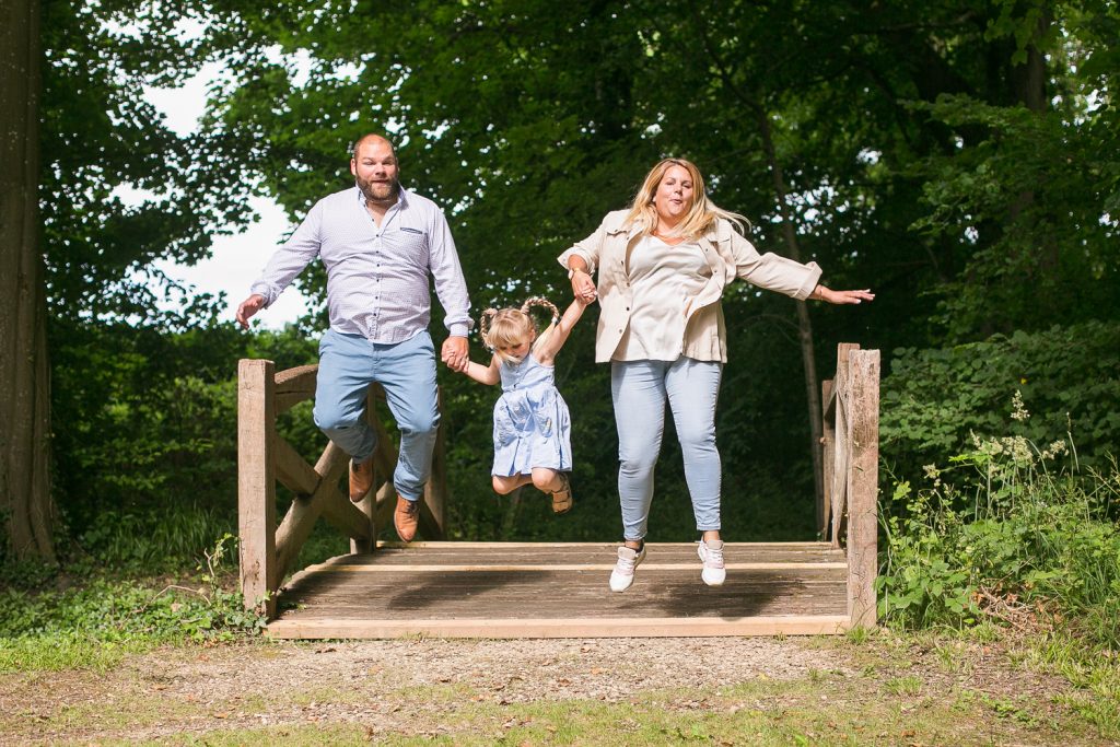 toute la famille joue et rigole dans le parc