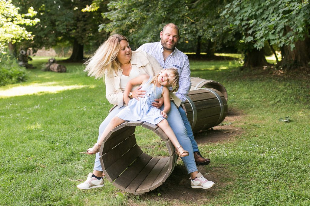 toute la famille joue et rigole dans le parc