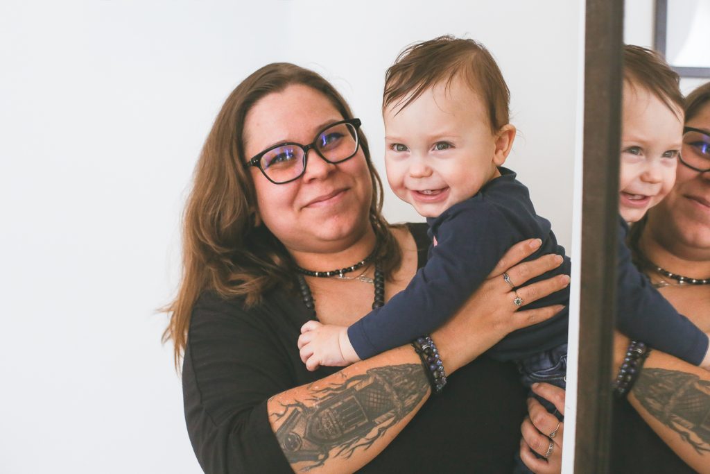 le petit garçon rigole avec sa maman à son domicile