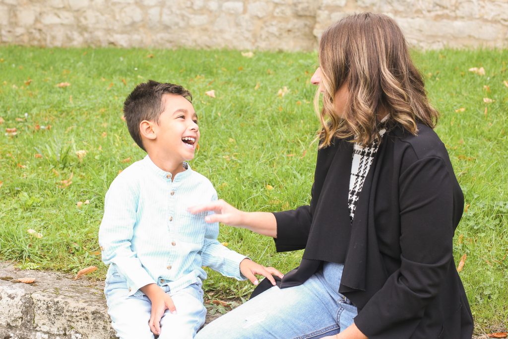 le petit garçon rigole avec sa maman dans le parc