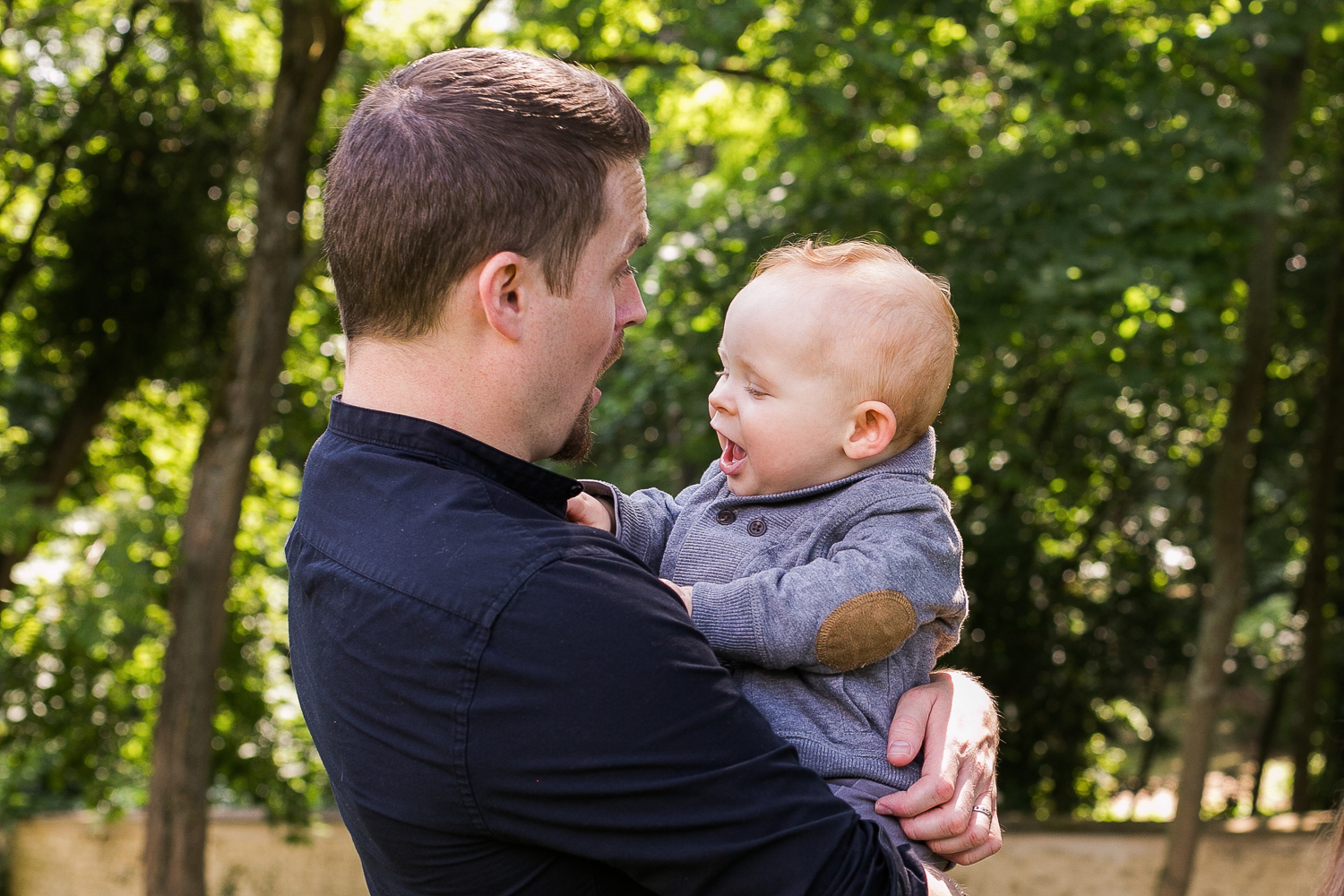 le petit garçon fait un calin à son papa