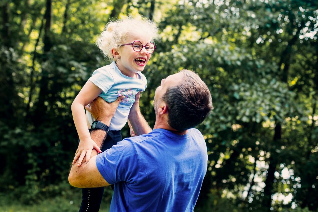 la petite fille joue dans le parc avec son papa
