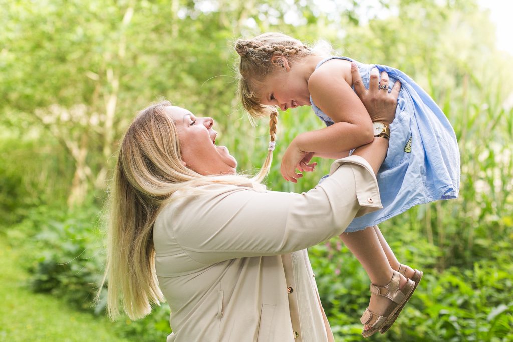 la petite fille joue avec sa maman dans le parc