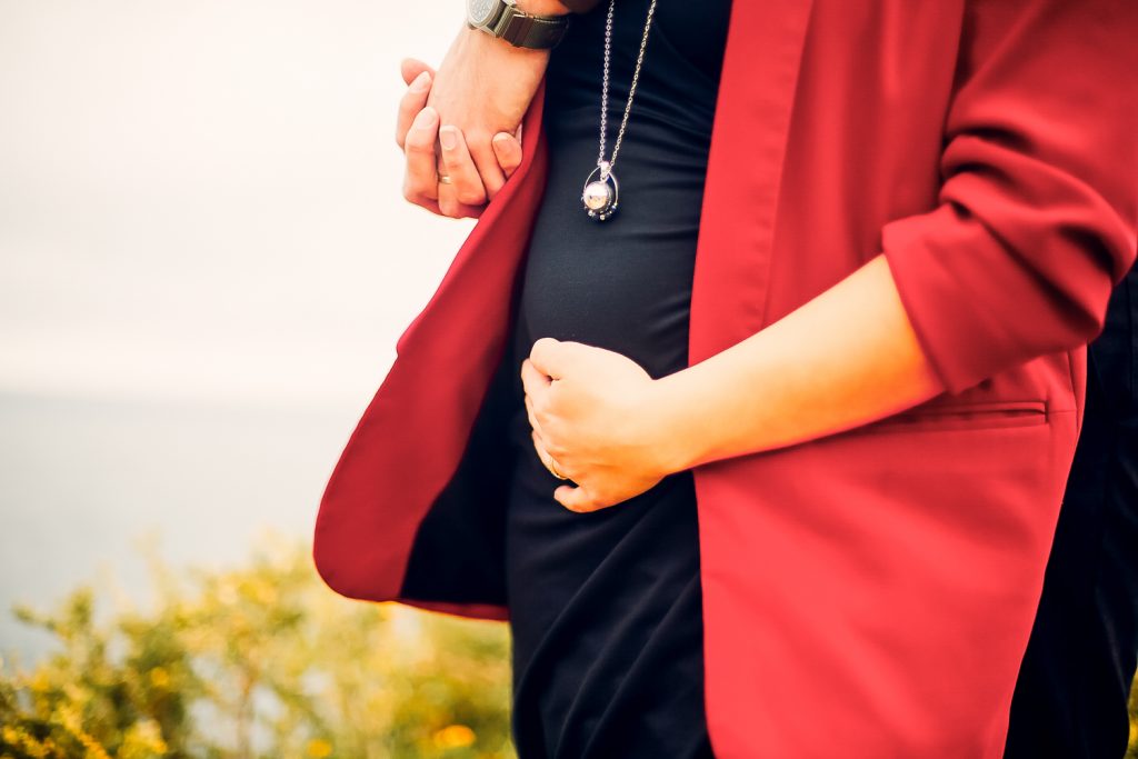 la future maman se balade main dans la main avec le futur papa