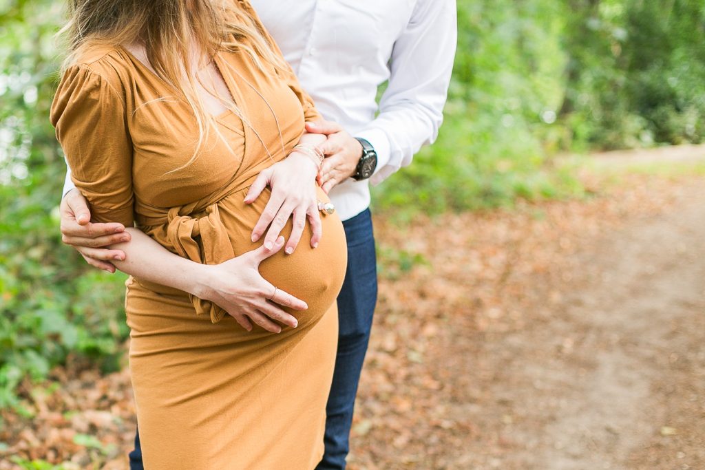les deux parents s'enlacent dans la forêt