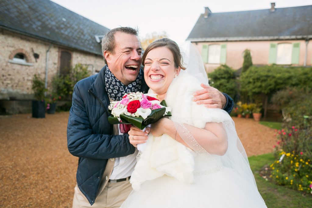 le père de la mariée l'enlace et l'a fait rire