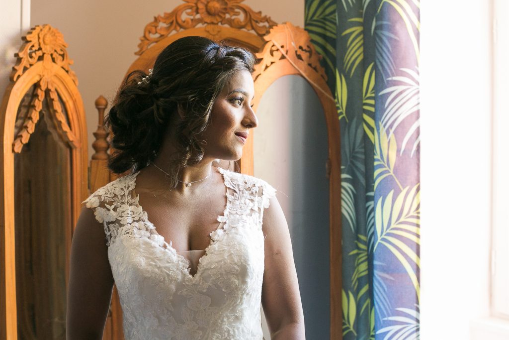 une future mariée pensive qui s'appête à aller à la cérémonie