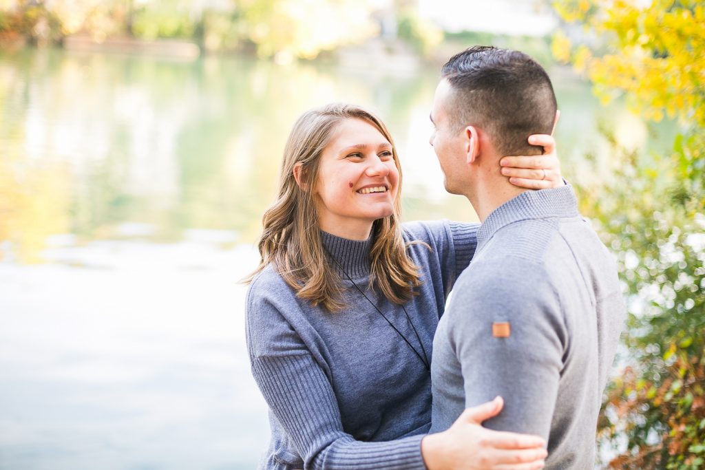 des futurs parents qui sont heureux et font des sourires