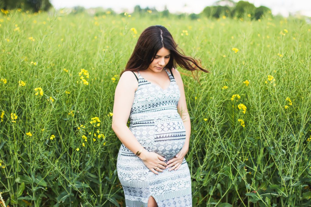 une future maman qui est pensive
