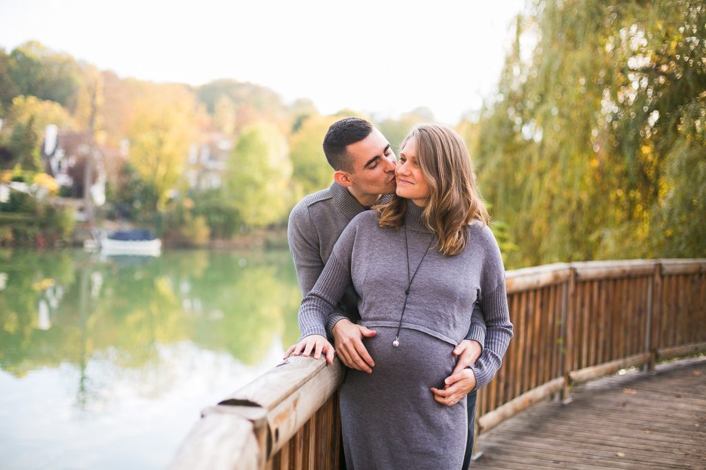 un couple de futur parents qui s'embrassent