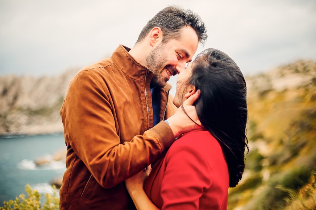 un couple de futurs parents qui vont s'embrasser