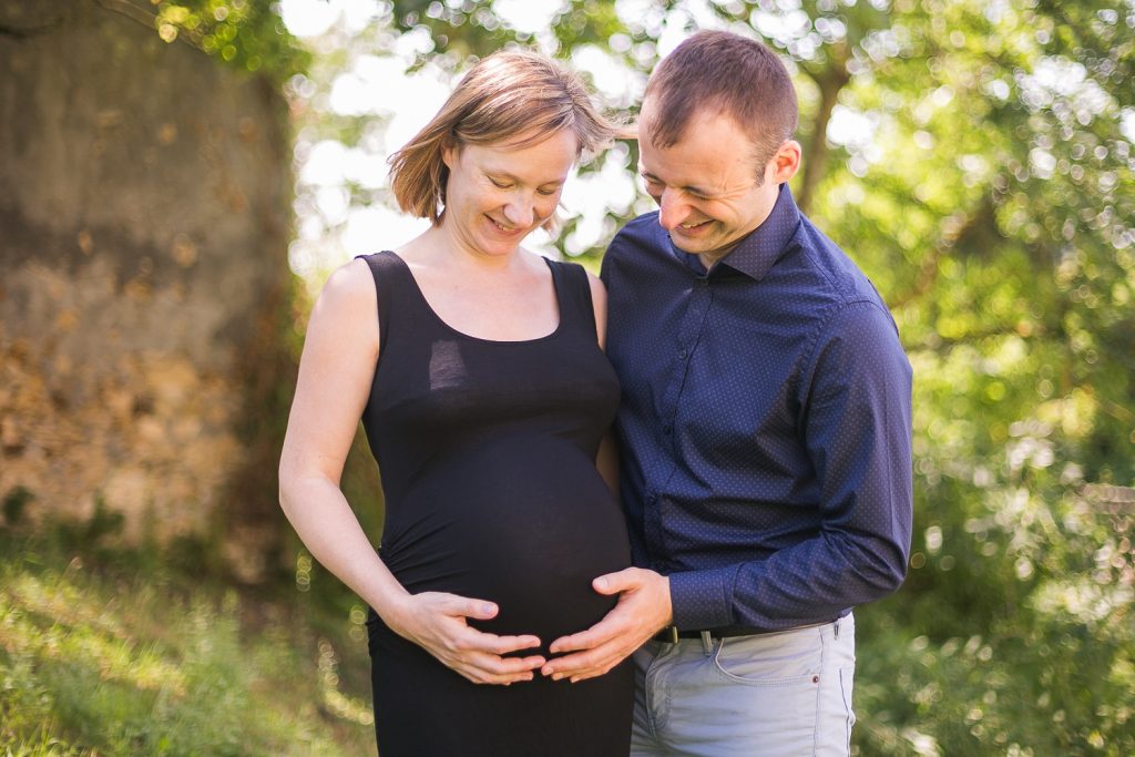 un couple de futurs parents qui s'enlacent