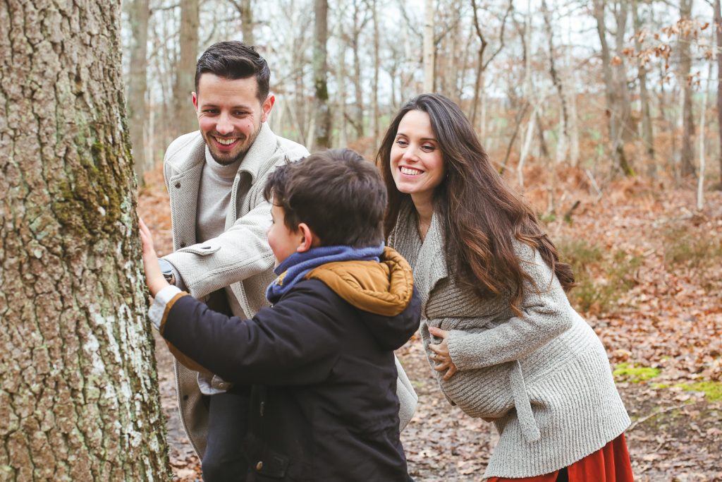 une famille qui joue en forêt