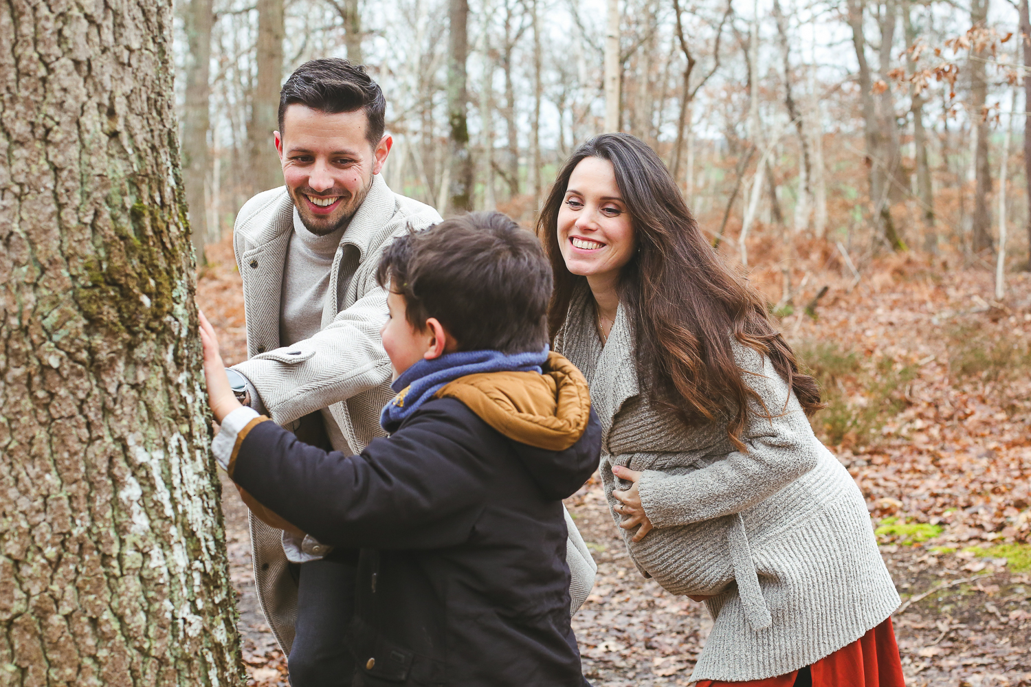 une famille qui joue en forêt