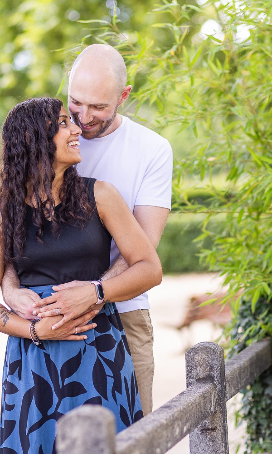les deux futurs mariés se détendent au parc avant leur mariage