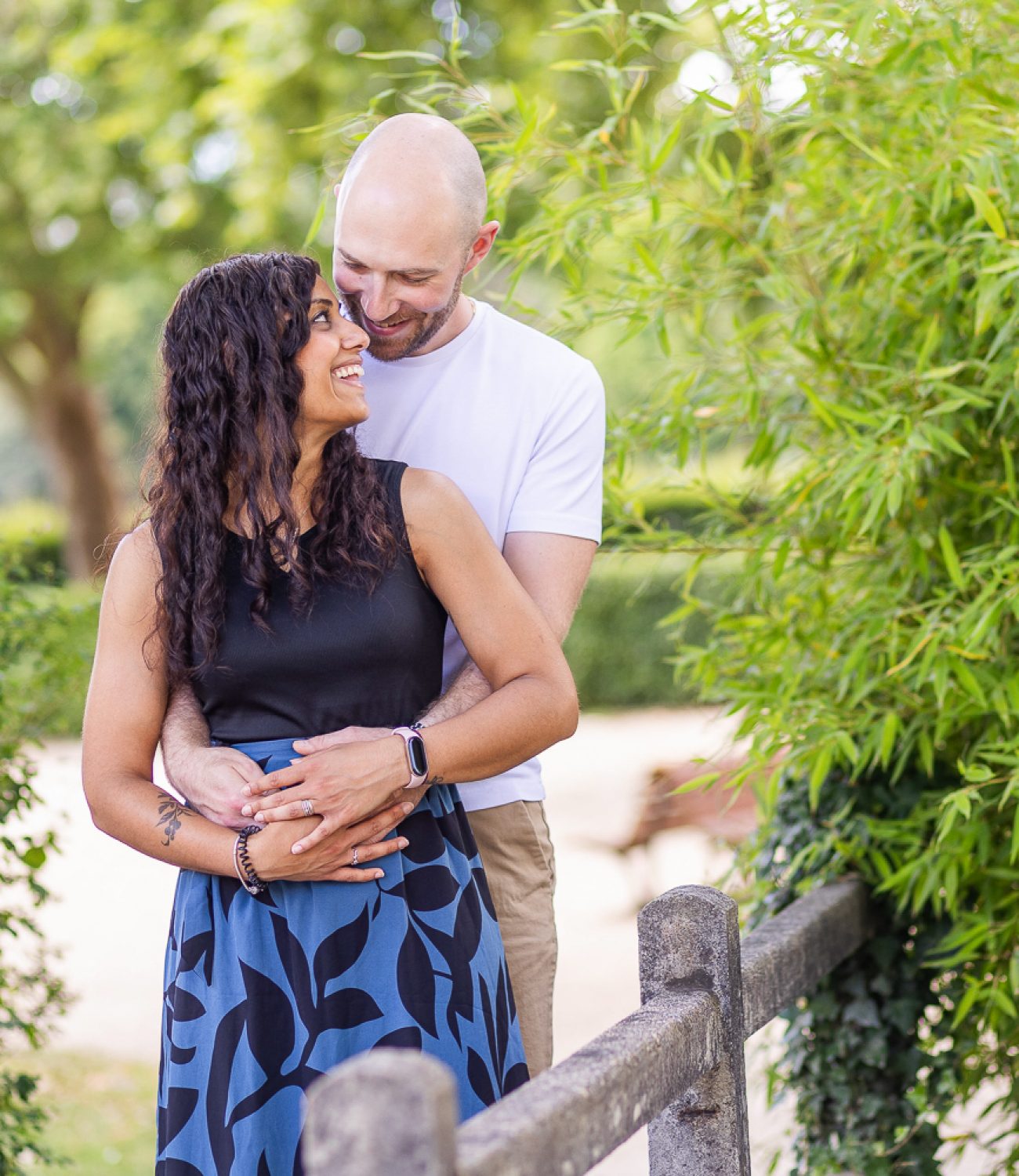 les deux futurs mariés se détendent au parc avant leur mariage