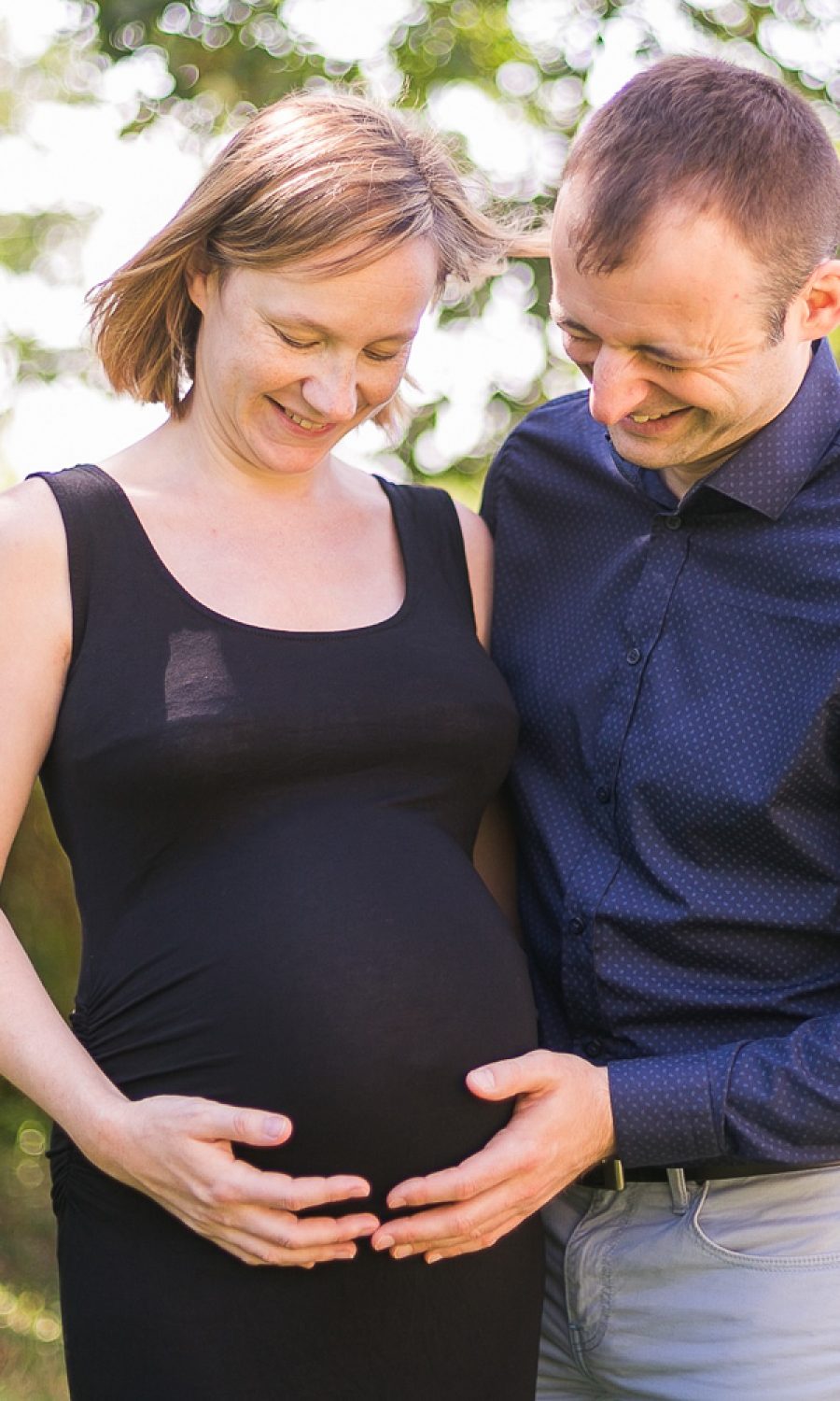 un couple de futurs parents qui s'enlacent